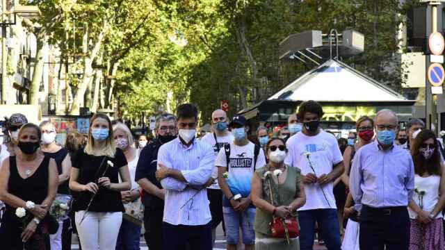 Asistentes guardan un minuto de silencio en recuerdo a las víctimas de los atentados de Barcelona y Cambrils durante el homenaje en Las Ramblas / EUROPA PRESS