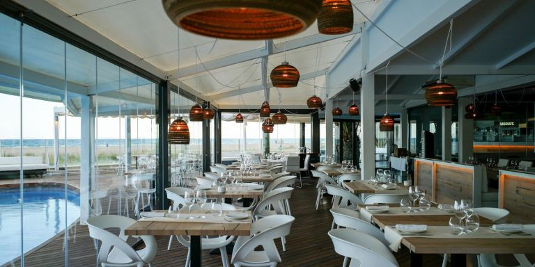 Terraza del restaurante Casanova Beach Club de Castelldefels