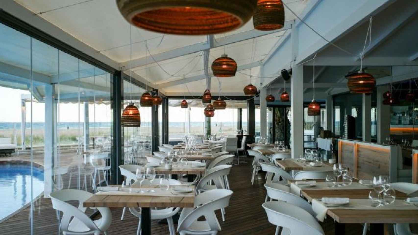 Terraza del restaurante Casanova Beach Club de Castelldefels