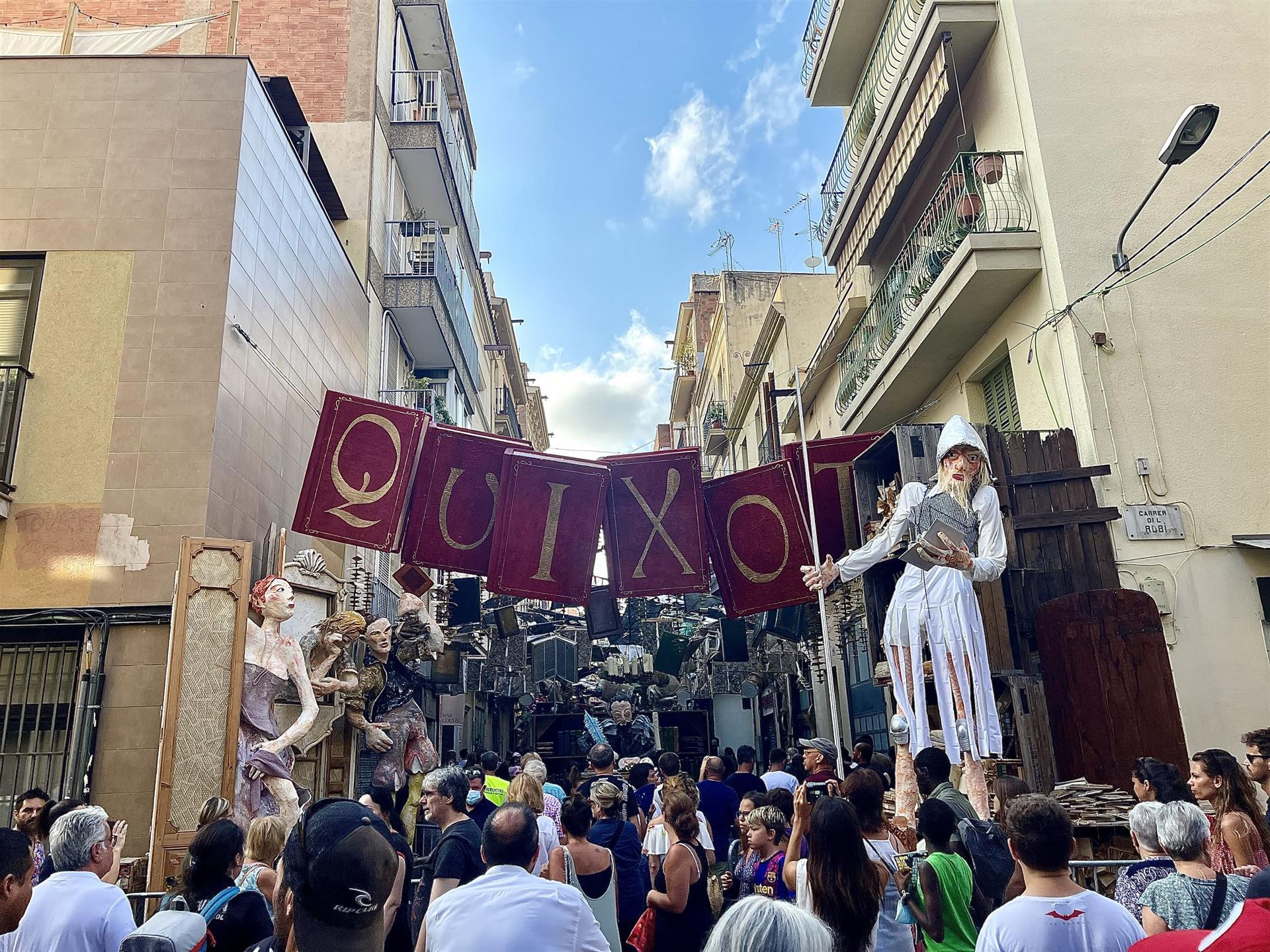 La calle Verdi decorada con una ambientación basada en el Quijote / EUROPA