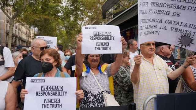 Un grupo de independentistas protesta para boicotear la conmemoración del 17A / LUIS MIGUEL AÑON