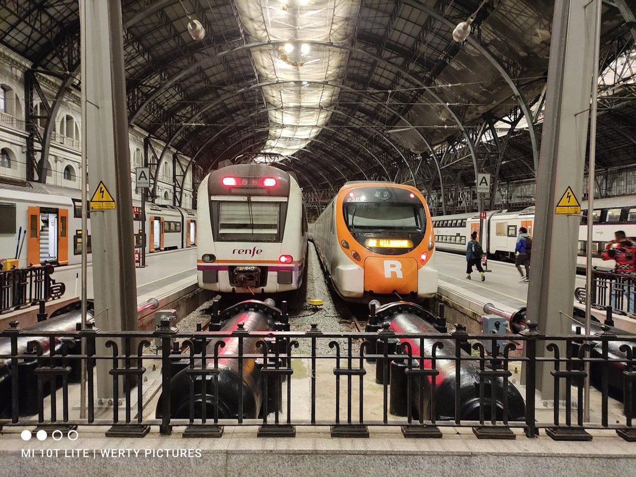 Dos trenes de Rodalies en una estación de tren / RODALIES