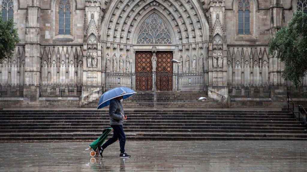 La Plaza de la Catedral de Barcelona durante una jornada de lluvia / EFE