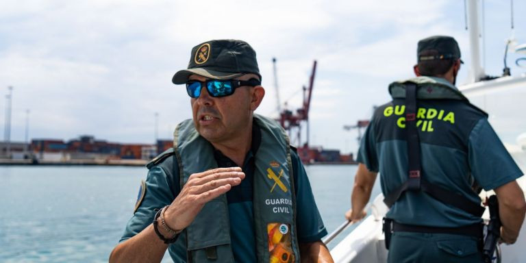 El patrón J. Reina del Servicio Maritimo Provincial de Barcelona de la Guardia Civil / LUIS MIGUEL AÑÓN (MA)