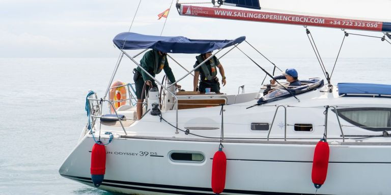 Actuación de registro de una embarcacion frente a la costa de Barcelona / LUIS MIGUEL AÑÓN (MA)