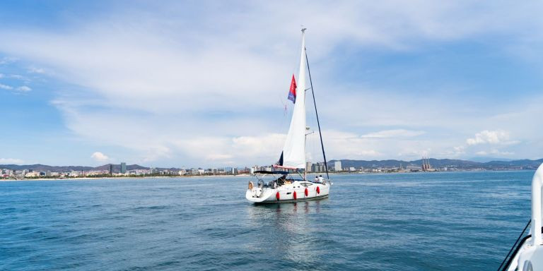 El barco abordado frente a la costa de Barcelona / LUIS MIGUEL AÑÓN (MA)