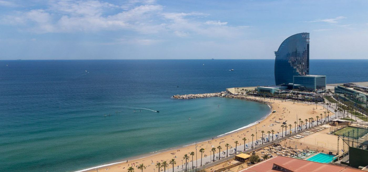 Playa de la Barceloneta con el Hotel W de fondo