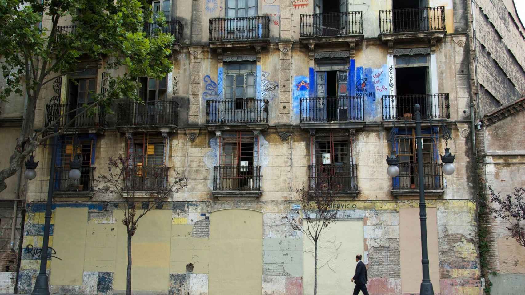 Bloque de viviendas ruinoso en una imagen de archivo