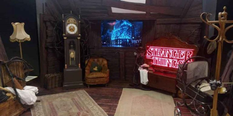 El escenario de Stranger Things en la plaza Cataluña de Barcelona / TELEFONICA CATALUNYA