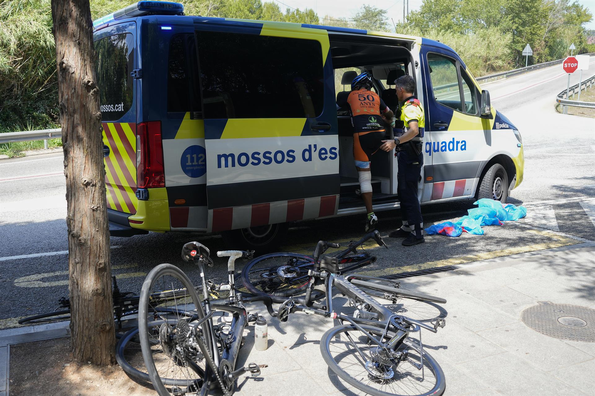 Un furgón de los Mossos d'Esquadra en el lugar del siniestro en el que un hombre ha atropellado a ocho ciclistas / EFE - ALEJANDRO GARCÍA