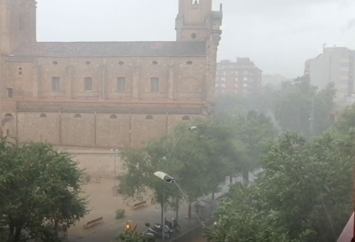 Imagen de una tormenta estival cayendo sobre Barcelona / ANDONI BERNÁ