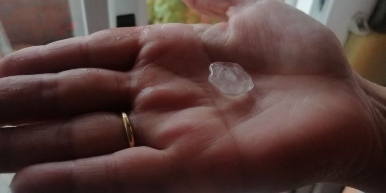 Una piedra del granizo que ha caído en Barcelona / METRÓPOLI