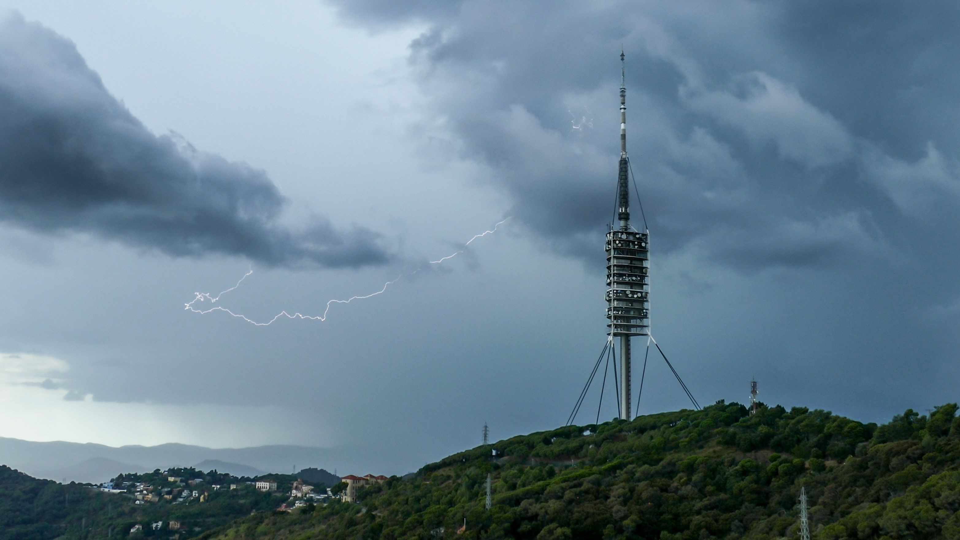 Tormentas y lluvia en el punto más alto de Barcelona / ALFONS PUERTAS