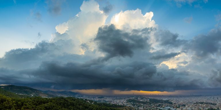 Nube de grandes dimensiones en Barcelona / ALFONS PUERTAS