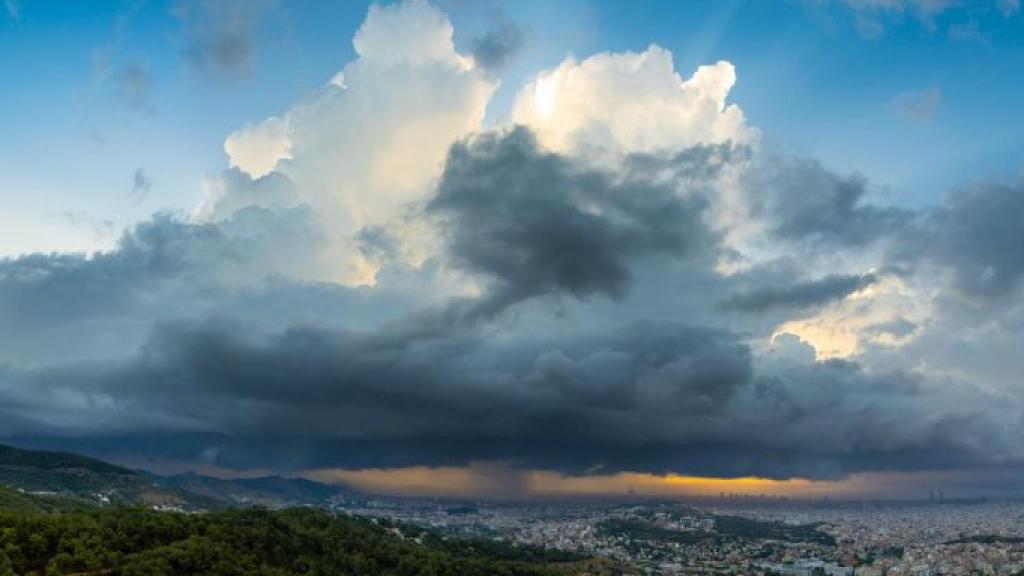 Nube de grandes dimensiones en Barcelona / ALFONS PUERTAS