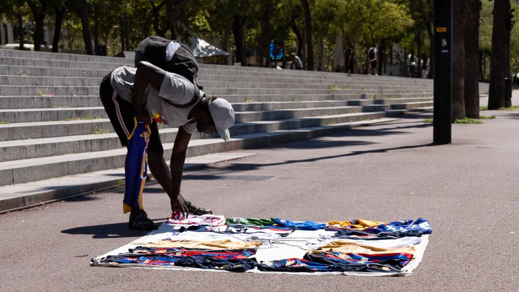 Vendedor ambulante en el Port Vell de Barcelona