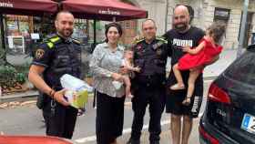 Los agentes de la Guardia Urbana junto a la familia francesa que perdió el coche en Barcelona / GUARDIA URBANA