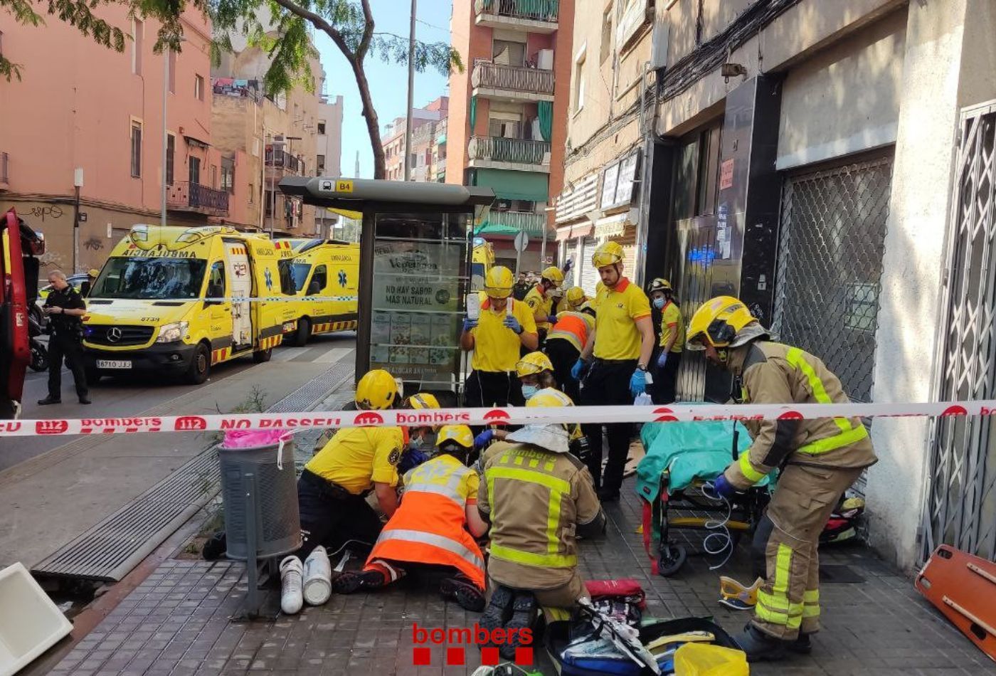 Bomberos y efectivos del SEM atienden a los heridos en el incendio de Badalona, ya extinguido / BOMBERS