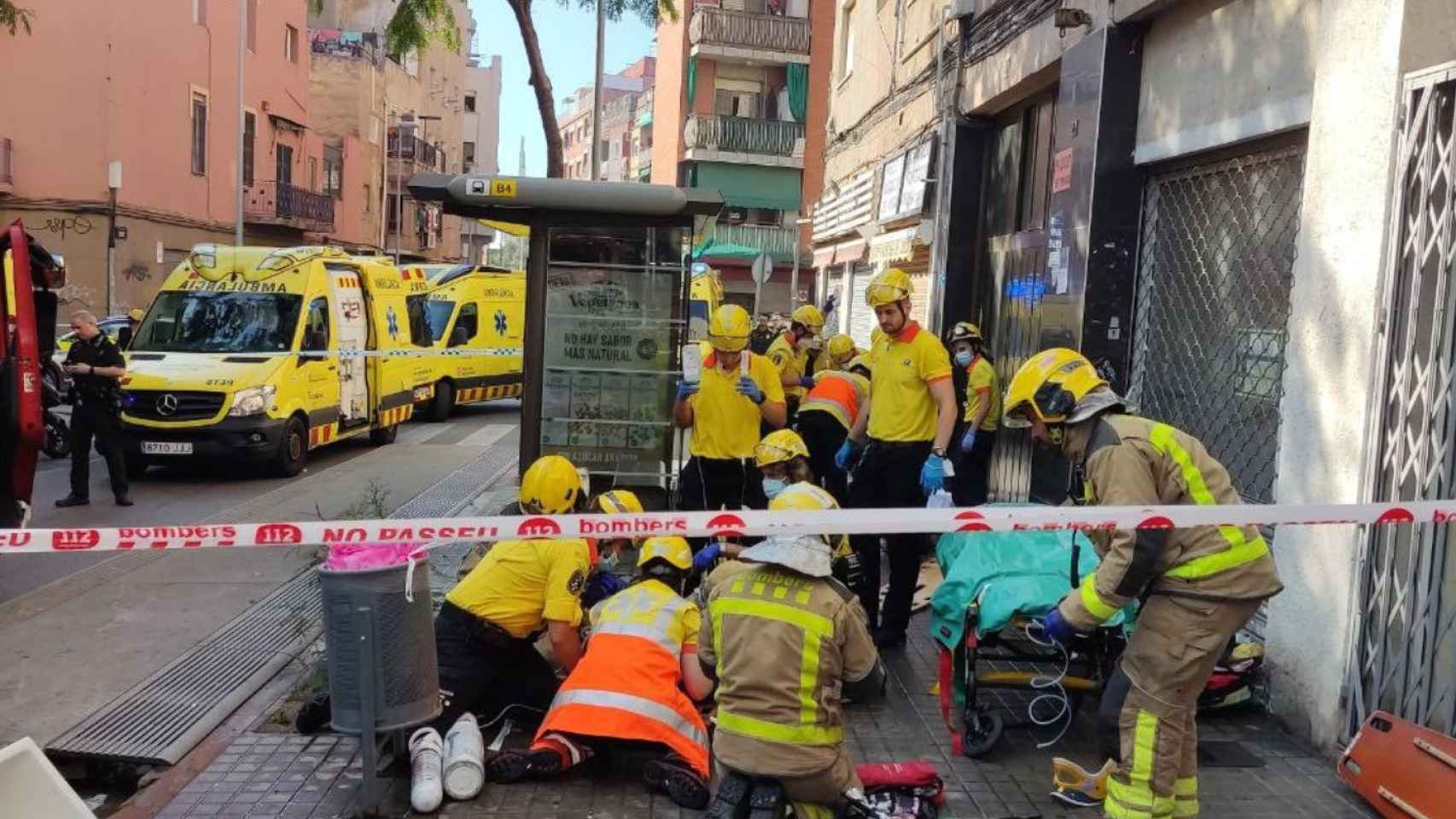 Bomberos y efectivos del SEM atienden a los heridos en un incendio de Badalona, ya extinguido / BOMBERS