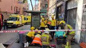 Bomberos y efectivos del SEM atienden a los heridos en un incendio de Badalona, ya extinguido / BOMBERS