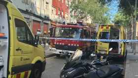 Ambulancias y un vehículos de bomberos en el incendio de Badalona / TWITTER RUBÉN GUIJARRO