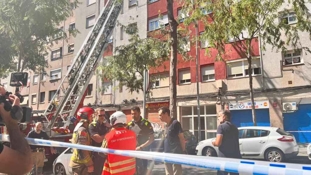 Bomberos, Mossos y Guardia Urbana en el edificio incendiado este miércoles en Badalona / ÁNGELA VÁZQUEZ