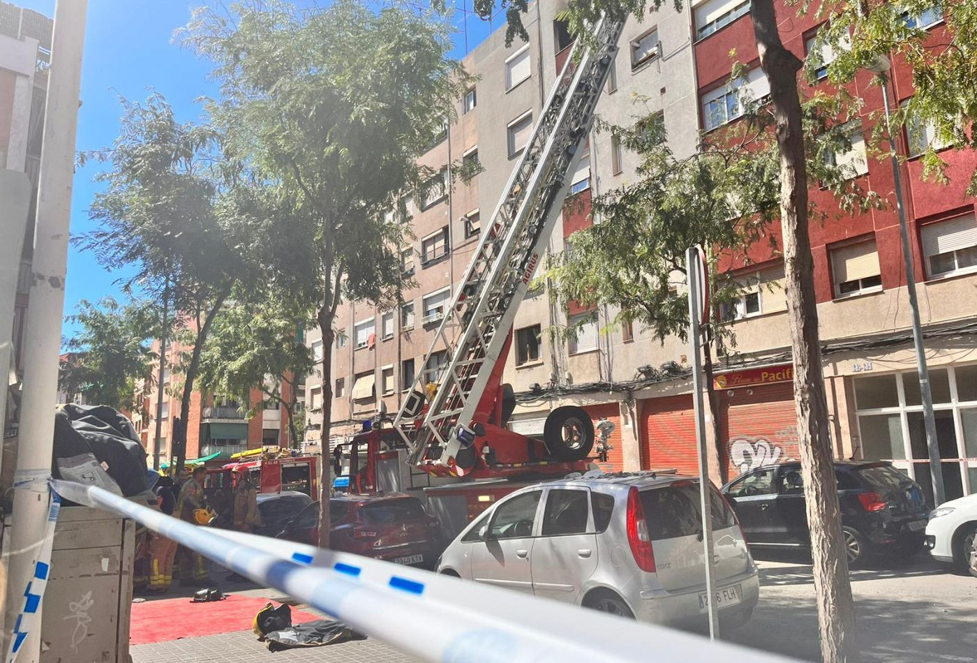 Dotaciones en el lugar del incendio en Badalona este miércoles / ÁNGELA VÁZQUEZ