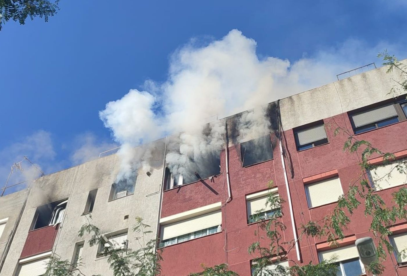 Incendio en el edificio donde se han precipitado dos jóvenes para salvarse en Badalona / BOMBERS