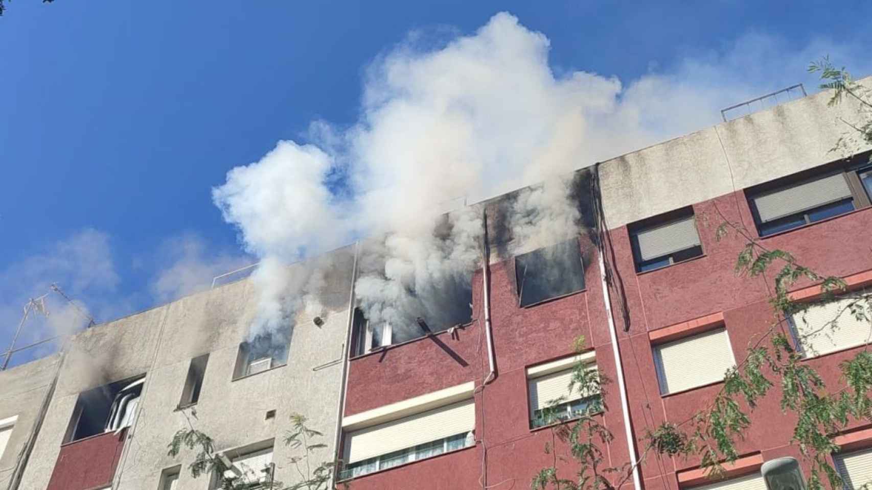 Incendio en el edificio donde se han precipitado dos jóvenes para salvarse en Badalona / BOMBERS