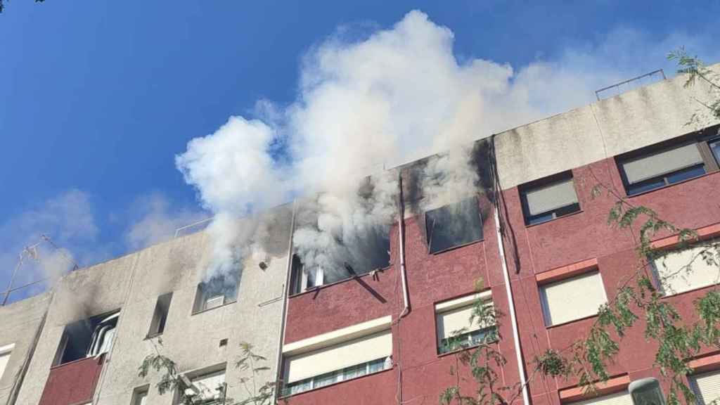 Incendio en el edificio donde se han precipitado dos jóvenes para salvarse en Badalona / BOMBERS