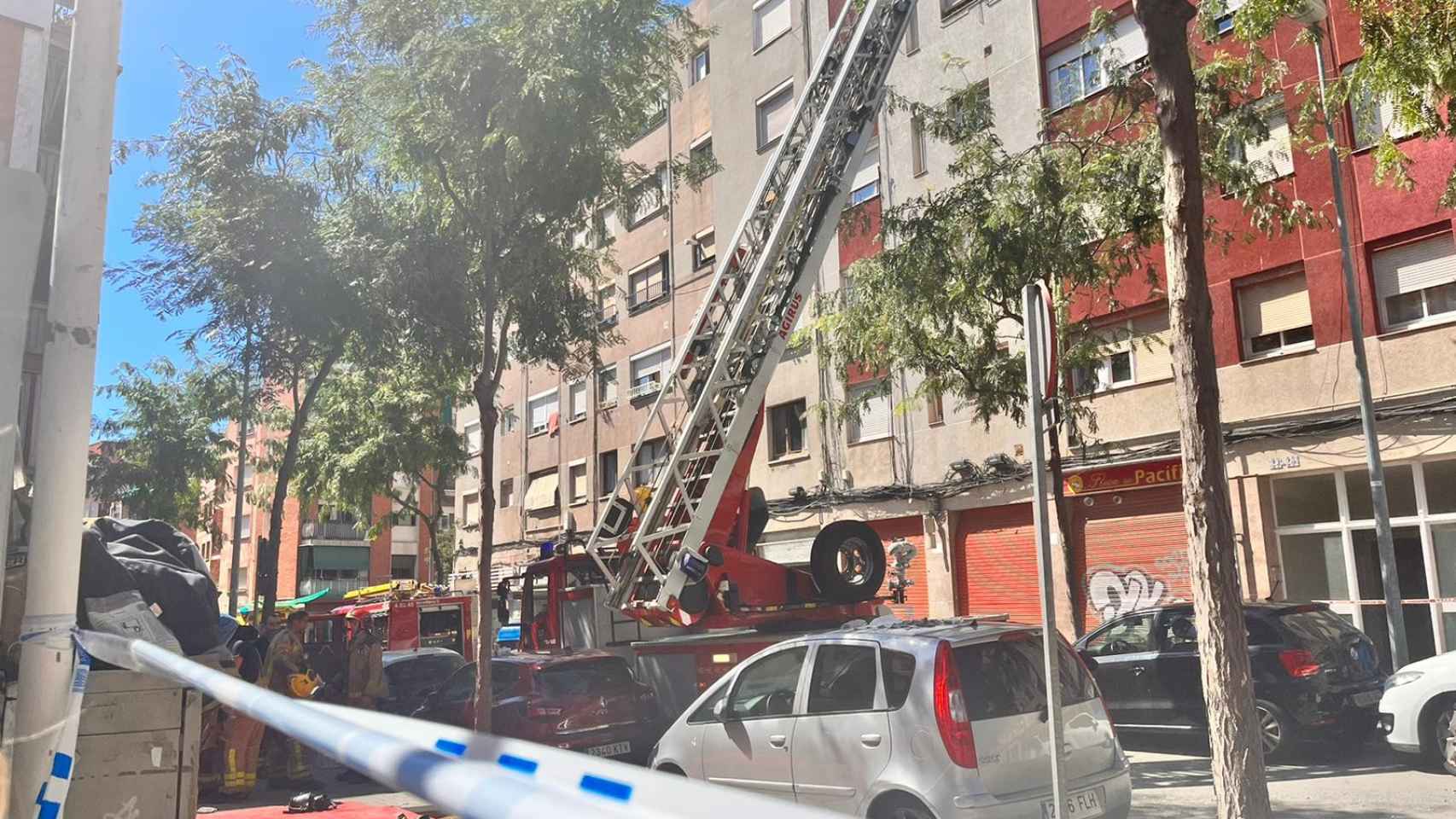 Los Bomberos en el edificio incendiado este miércoles en Badalona / ÁNGELA VÁZQUEZ