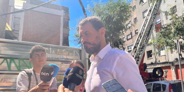 El alcalde de Badalona, Rubén Guijarro, en la calle Quevedo de Badalona / ÁNGELA VÁZQUEZ