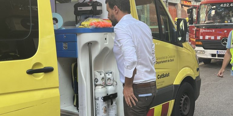 Rubén Guijarro junto a una ambulancia en la calle de Quevedo de Badalona / TWITTER RUBÉN GUIJARRO