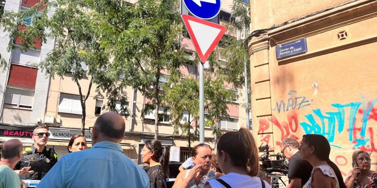 Vecinos del bloque esperando a entrar en sus casas en Badalona / ÁNGELA VÁZQUEZ