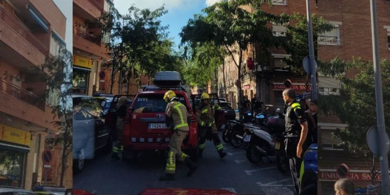 Los bomberos en el edificio desde el que han saltado los menores para salvarse del incendio / BOMBERS