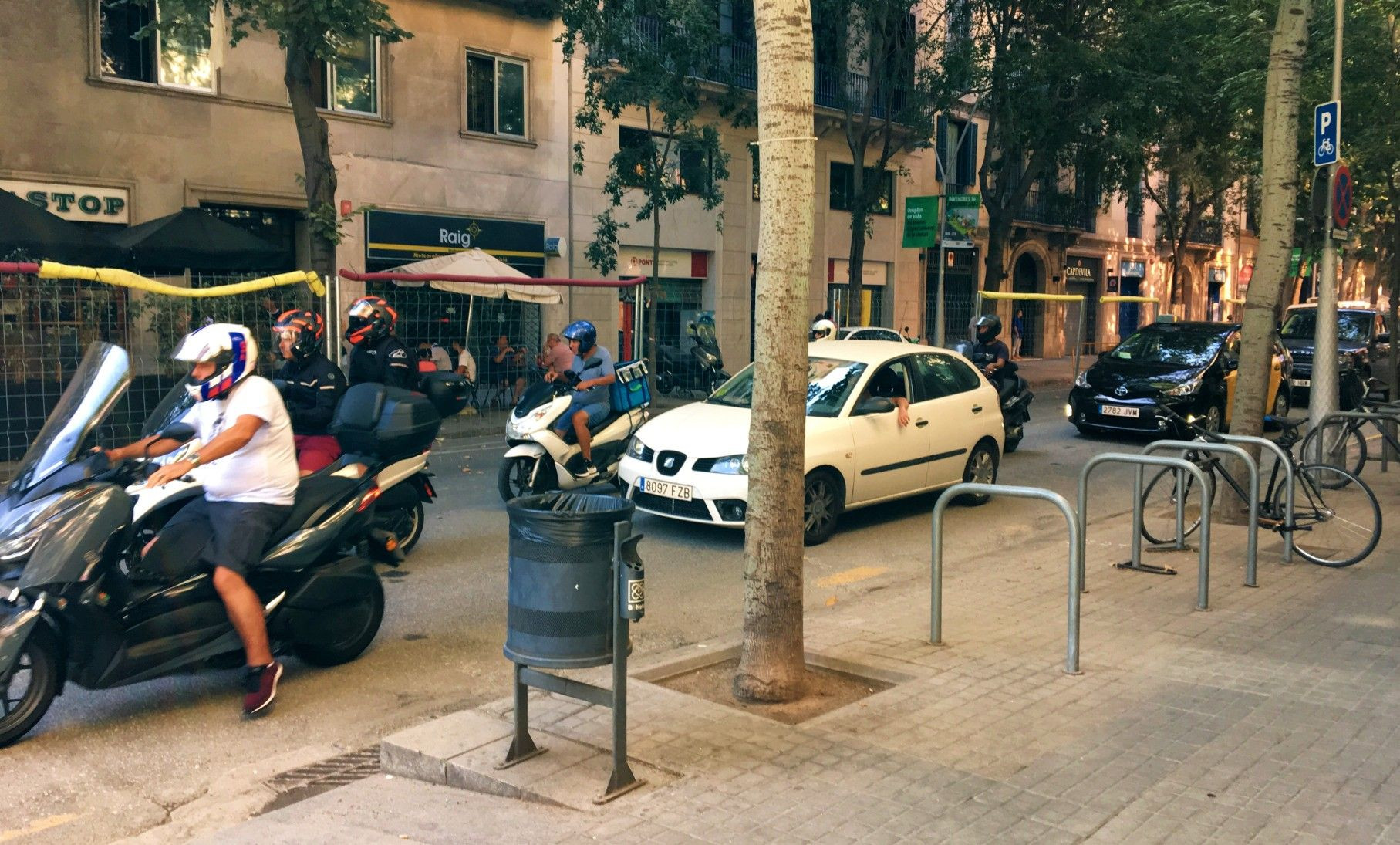 Tráfico denso en la calle del Consell de Cent tras el inicio de las obras de la 'superilla' del Eixample / METRÓPOLI - RP