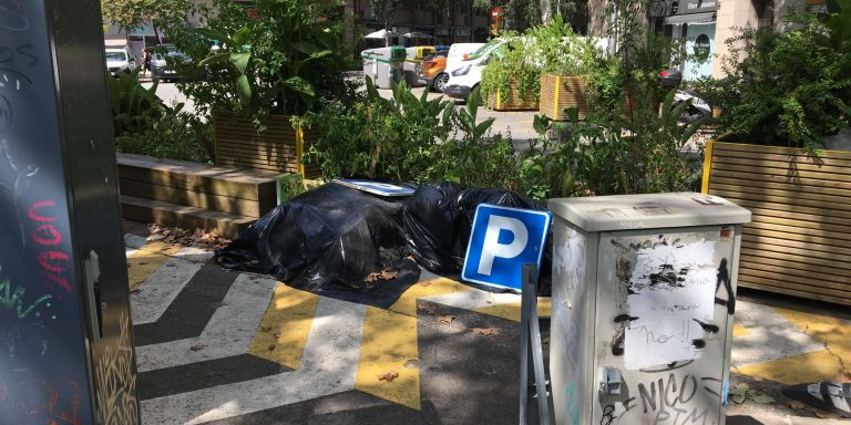 Elementos de urbanismo táctico retirados por en obras de la 'superilla' / METRÓPOLI - RP