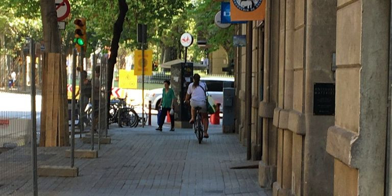 Una ciclista circula sobre la acera / METRÓPOLI - RP