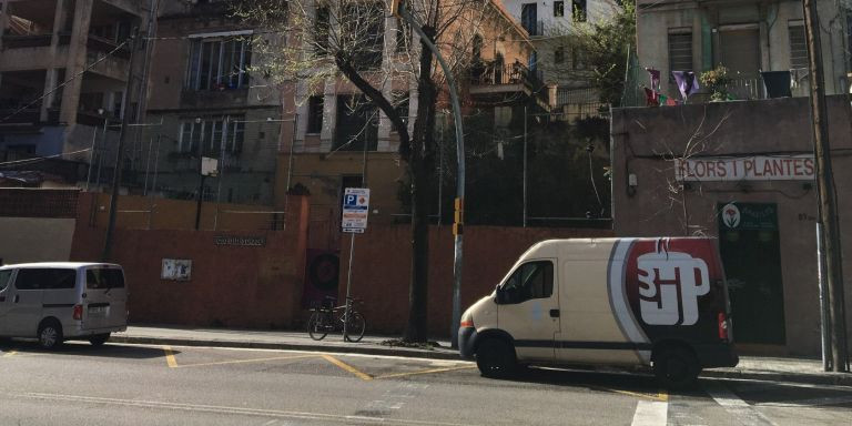 Área de carga y descarga en la avenida de Vallcarca / METRÓPOLI - RP