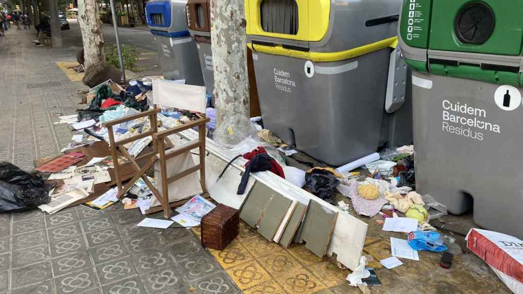 Basura fuera de los contenedores de la calle del Comte Borrell / TWIITER BARCELONA ES QUEIXA