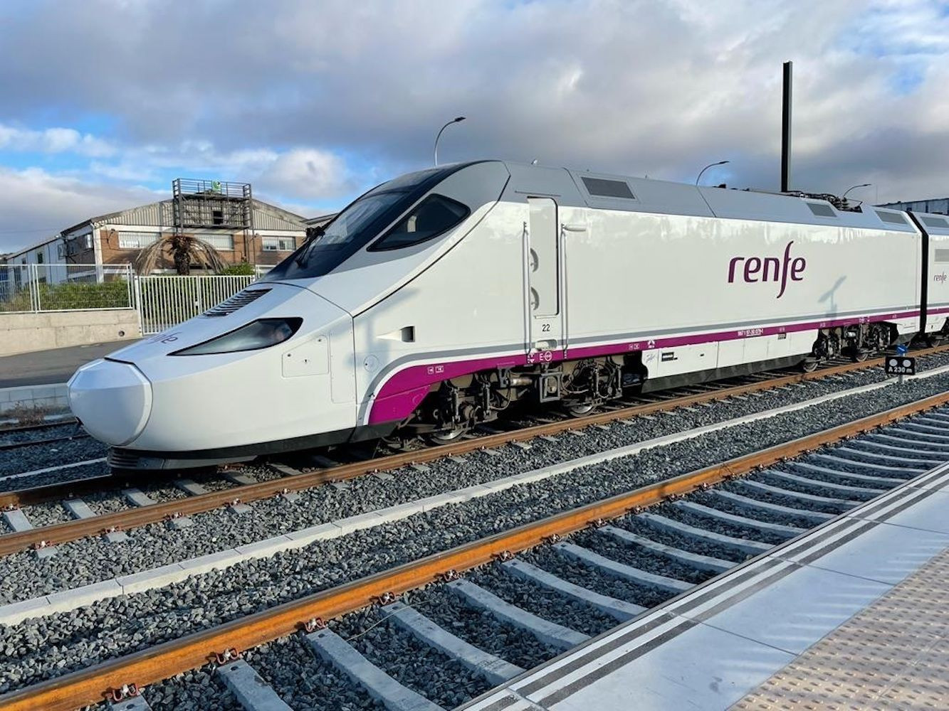 Un tren Alvia, durante un trayecto / RENFE