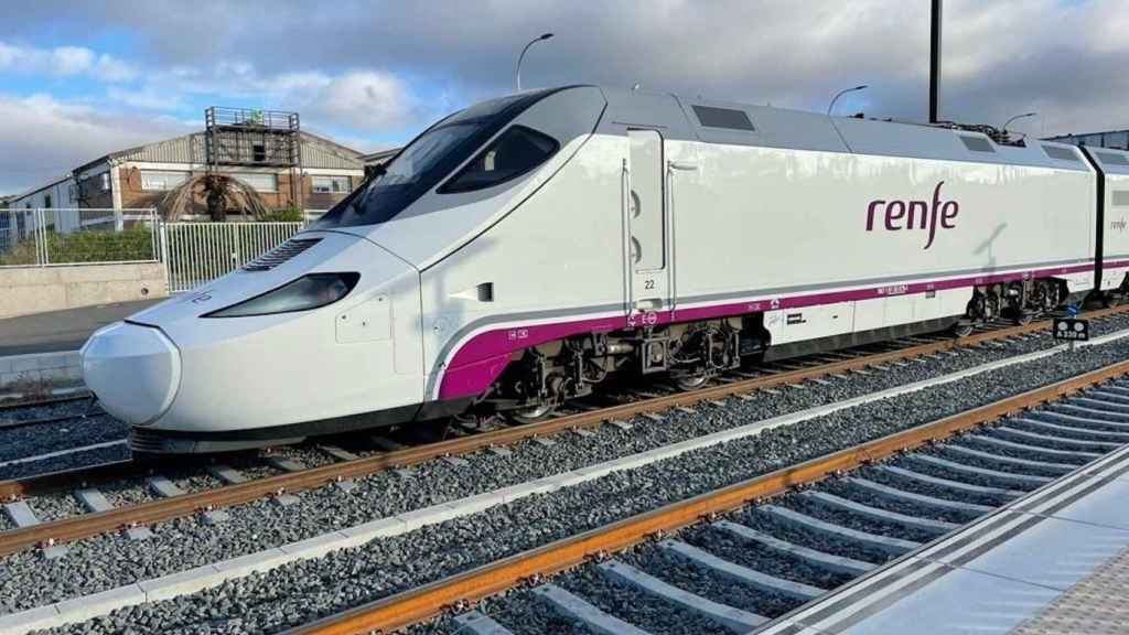 Un tren Alvia, durante un trayecto / RENFE