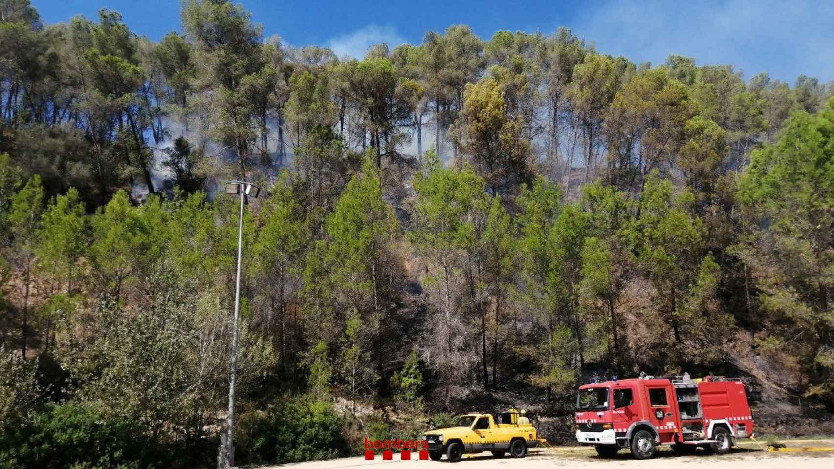 Los Bomberos en el incendio de Sant Andreu de la Barca / TWITTER