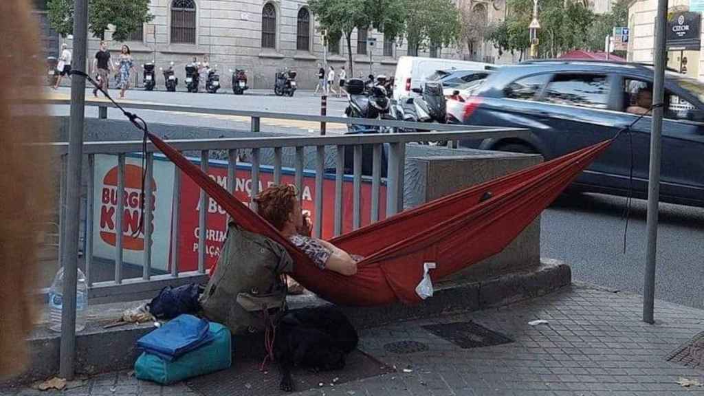 Un hombre tumbado en una hamaca en Casp con Pau Claris / CEDIDA