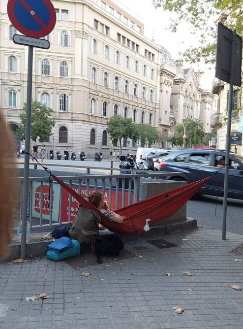 El hombre en la hamaca, con el colegio de los Jesuïtes al fondo / CEDIDA