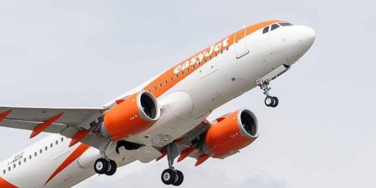 Avión de Easyjet en el momento del despegue