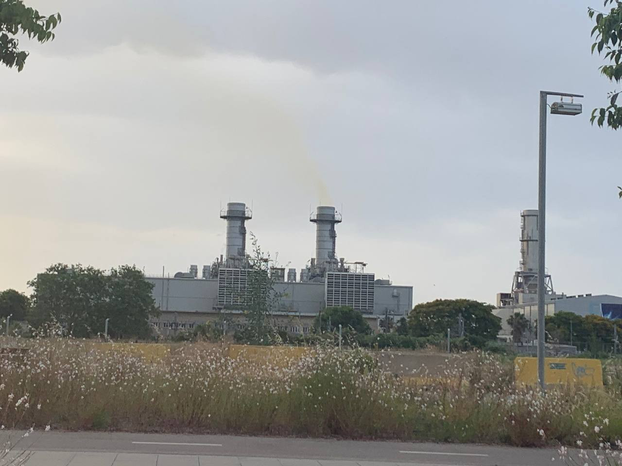 La Central Térmica de Ciclo Combinado de Sant Adrià emanando vapores / CEDIDA