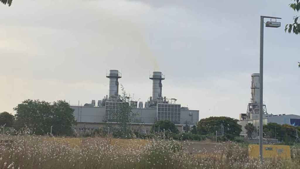 La Central Térmica de Ciclo Combinado de Sant Adrià emanando vapores / CEDIDA