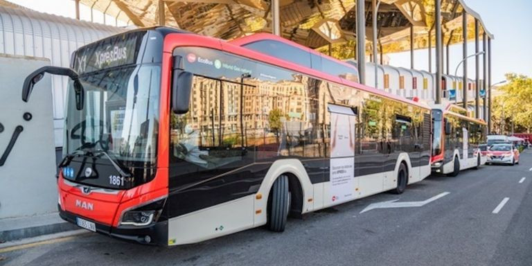 Un bus X1 de TMB junto al mercado de los Encants / TMB