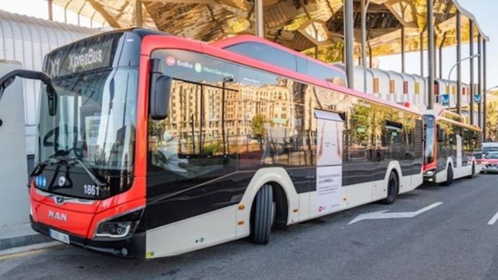 Un bus X1 de TMB junto al mercado de los Encants / TMB